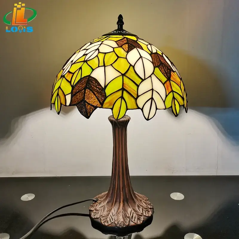 Réduction Tiffany style glass table lamp with antique decorative leaves