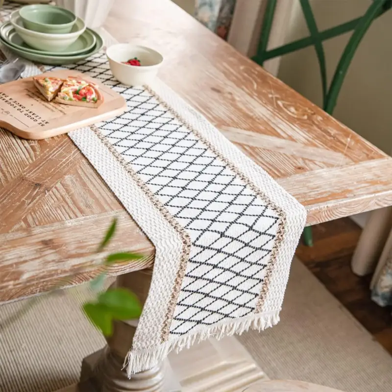 Prix Réduit Bohemian cotton table runner with geometric pattern and beige tassels