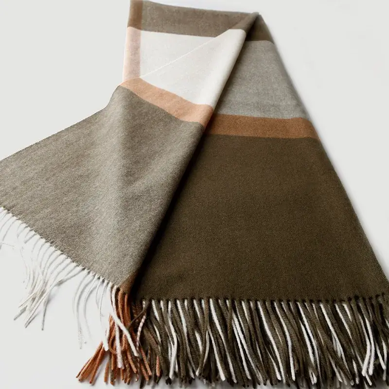 Jacquard wool check throw with fringes for lounge and travel Expédié Aujourd'hui