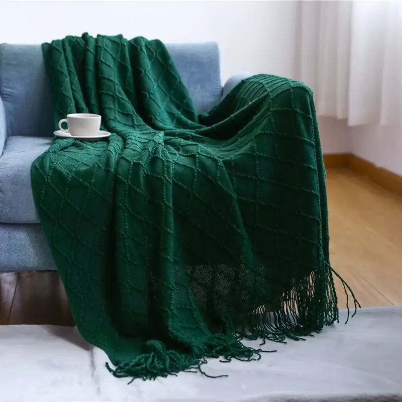 Nordic style knitted throw with pom poms for living room or bedroom Offre Spéciale