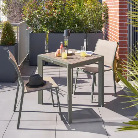 Promotion Saisonnière Ensemble table de jardin ÉVASION + 2 chaises empilables ESSENTIA Lin & Laurier